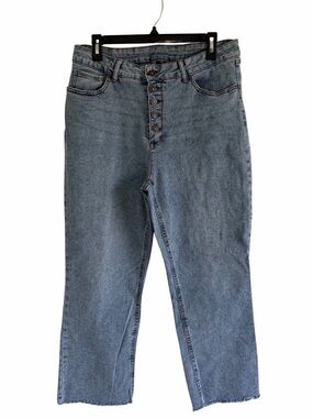 SoundStyle Button-Fly Straight Leg Jeans in Light Blue Wash Frayed Hem